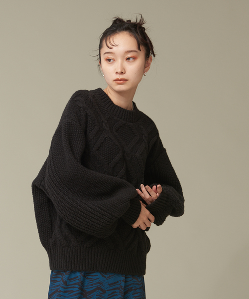 NOMINE(ノミネ)の「【WEB限定カラーあり】アランダイヤ柄ボリュームスリーブニット(ニット/セーター・レディース・ブラック/パープル/アイボリー/キャメル・フリー)」の3枚目の写真