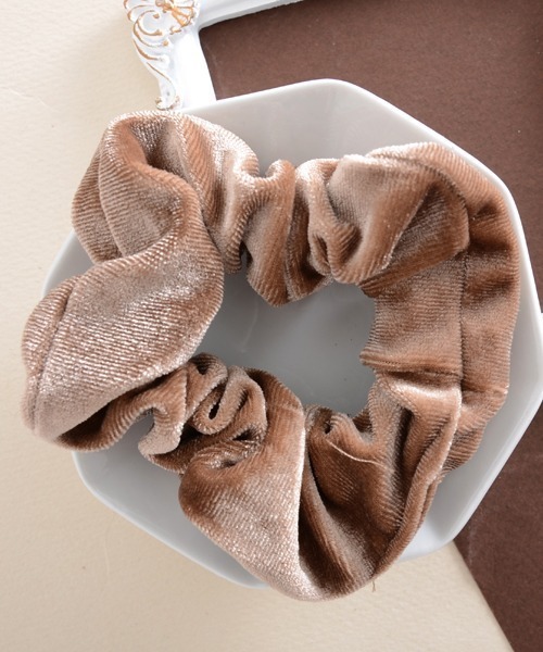 Mayree（メイリー）の「【float】ベロア カラフル シュシュ【22色展開】（シュシュ・レディース・マスタード/モカ/プラム/パープル/ネイビー/ベージュ/インディゴブルー/ダークブラウン/グリーン/ライトブラウン/アッシュブラウン/ブルー/チェリーピンク/ブラック/エメラルドブルー/カーキ/アーミー/スモークピンク/ワイン/グレー/イエロー/バイオレット・FREE）」の4枚目の写真