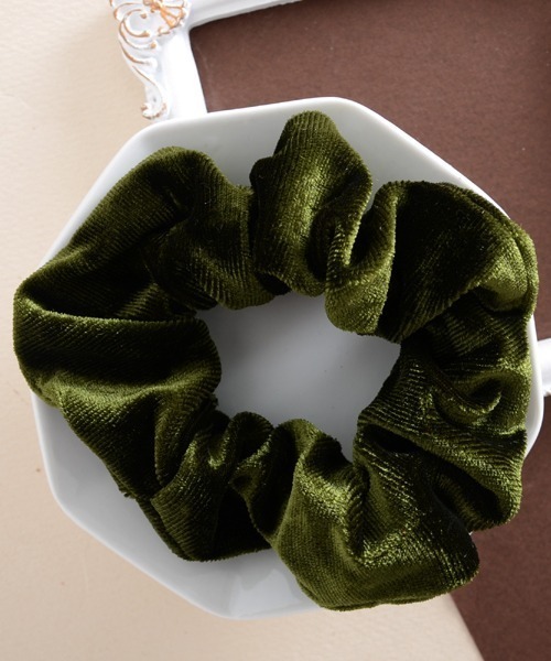 Mayree（メイリー）の「【float】ベロア カラフル シュシュ【22色展開】（シュシュ・レディース・マスタード/モカ/プラム/パープル/ネイビー/ベージュ/インディゴブルー/ダークブラウン/グリーン/ライトブラウン/アッシュブラウン/ブルー/チェリーピンク/ブラック/エメラルドブルー/カーキ/アーミー/スモークピンク/ワイン/グレー/イエロー/バイオレット・FREE）」の10枚目の写真