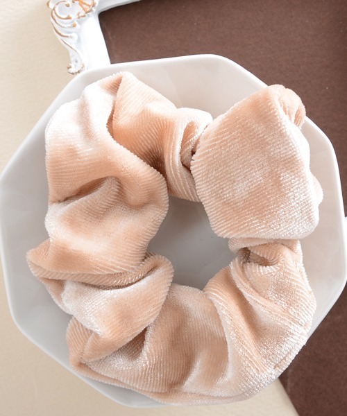 Mayree（メイリー）の「【float】ベロア カラフル シュシュ【22色展開】（シュシュ・レディース・マスタード/モカ/プラム/パープル/ネイビー/ベージュ/インディゴブルー/ダークブラウン/グリーン/ライトブラウン/アッシュブラウン/ブルー/チェリーピンク/ブラック/エメラルドブルー/カーキ/アーミー/スモークピンク/ワイン/グレー/イエロー/バイオレット・FREE）」の7枚目の写真