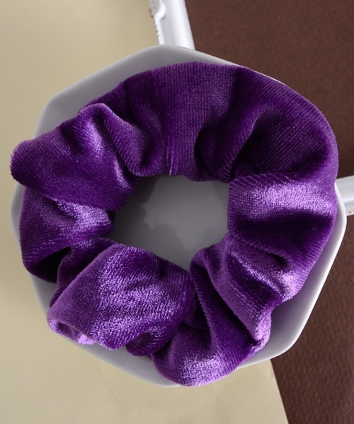 Mayree（メイリー）の「【float】ベロア カラフル シュシュ【22色展開】（シュシュ・レディース・マスタード/モカ/プラム/パープル/ネイビー/ベージュ/インディゴブルー/ダークブラウン/グリーン/ライトブラウン/アッシュブラウン/ブルー/チェリーピンク/ブラック/エメラルドブルー/カーキ/アーミー/スモークピンク/ワイン/グレー/イエロー/バイオレット・FREE）」の16枚目の写真