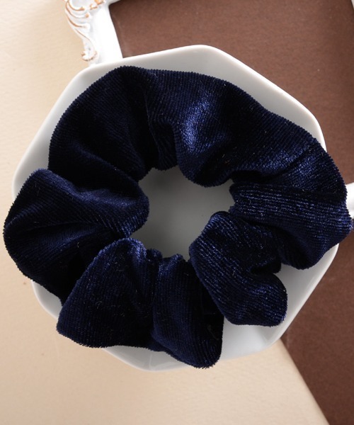 Mayree（メイリー）の「【float】ベロア カラフル シュシュ【22色展開】（シュシュ・レディース・マスタード/モカ/プラム/パープル/ネイビー/ベージュ/インディゴブルー/ダークブラウン/グリーン/ライトブラウン/アッシュブラウン/ブルー/チェリーピンク/ブラック/エメラルドブルー/カーキ/アーミー/スモークピンク/ワイン/グレー/イエロー/バイオレット・FREE）」の12枚目の写真