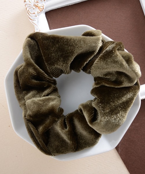 Mayree（メイリー）の「【float】ベロア カラフル シュシュ【22色展開】（シュシュ・レディース・マスタード/モカ/プラム/パープル/ネイビー/ベージュ/インディゴブルー/ダークブラウン/グリーン/ライトブラウン/アッシュブラウン/ブルー/チェリーピンク/ブラック/エメラルドブルー/カーキ/アーミー/スモークピンク/ワイン/グレー/イエロー/バイオレット・FREE）」の8枚目の写真