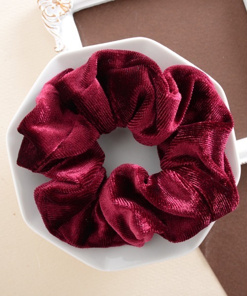 Mayree（メイリー）の「【float】ベロア カラフル シュシュ【22色展開】（シュシュ・レディース・マスタード/モカ/プラム/パープル/ネイビー/ベージュ/インディゴブルー/ダークブラウン/グリーン/ライトブラウン/アッシュブラウン/ブルー/チェリーピンク/ブラック/エメラルドブルー/カーキ/アーミー/スモークピンク/ワイン/グレー/イエロー/バイオレット・FREE）」の22枚目の写真