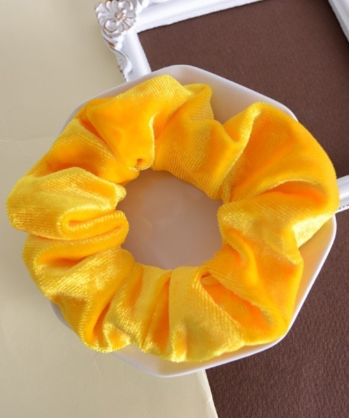 Mayree（メイリー）の「【float】ベロア カラフル シュシュ【22色展開】（シュシュ・レディース・マスタード/モカ/プラム/パープル/ネイビー/ベージュ/インディゴブルー/ダークブラウン/グリーン/ライトブラウン/アッシュブラウン/ブルー/チェリーピンク/ブラック/エメラルドブルー/カーキ/アーミー/スモークピンク/ワイン/グレー/イエロー/バイオレット・FREE）」の18枚目の写真