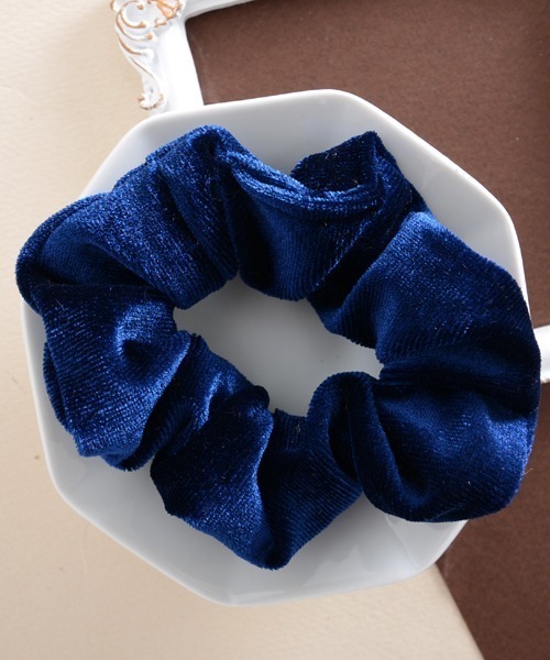 Mayree（メイリー）の「【float】ベロア カラフル シュシュ【22色展開】（シュシュ・レディース・マスタード/モカ/プラム/パープル/ネイビー/ベージュ/インディゴブルー/ダークブラウン/グリーン/ライトブラウン/アッシュブラウン/ブルー/チェリーピンク/ブラック/エメラルドブルー/カーキ/アーミー/スモークピンク/ワイン/グレー/イエロー/バイオレット・FREE）」の14枚目の写真