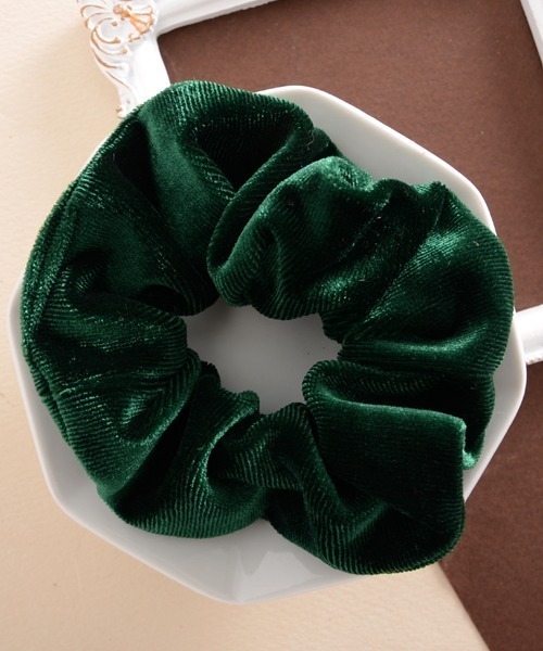 Mayree（メイリー）の「【float】ベロア カラフル シュシュ【22色展開】（シュシュ・レディース・マスタード/モカ/プラム/パープル/ネイビー/ベージュ/インディゴブルー/ダークブラウン/グリーン/ライトブラウン/アッシュブラウン/ブルー/チェリーピンク/ブラック/エメラルドブルー/カーキ/アーミー/スモークピンク/ワイン/グレー/イエロー/バイオレット・FREE）」の9枚目の写真