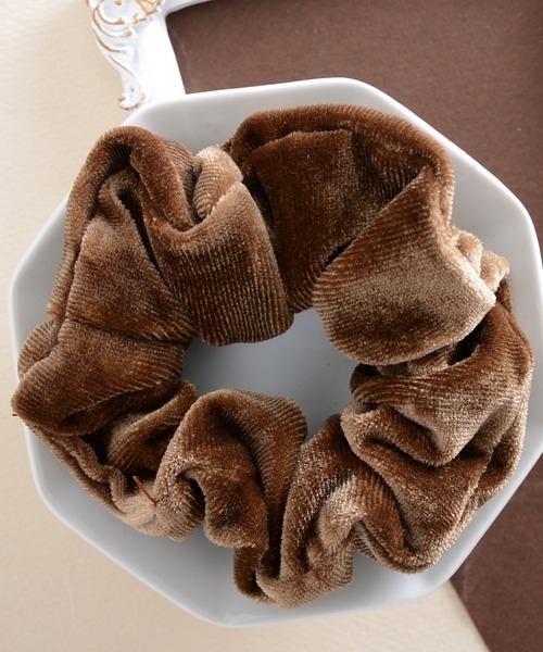 Mayree（メイリー）の「【float】ベロア カラフル シュシュ【22色展開】（シュシュ・レディース・マスタード/モカ/プラム/パープル/ネイビー/ベージュ/インディゴブルー/ダークブラウン/グリーン/ライトブラウン/アッシュブラウン/ブルー/チェリーピンク/ブラック/エメラルドブルー/カーキ/アーミー/スモークピンク/ワイン/グレー/イエロー/バイオレット・FREE）」の5枚目の写真