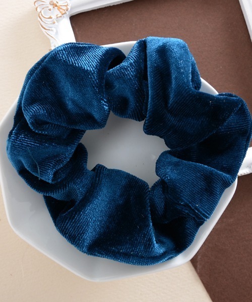 Mayree（メイリー）の「【float】ベロア カラフル シュシュ【22色展開】（シュシュ・レディース・マスタード/モカ/プラム/パープル/ネイビー/ベージュ/インディゴブルー/ダークブラウン/グリーン/ライトブラウン/アッシュブラウン/ブルー/チェリーピンク/ブラック/エメラルドブルー/カーキ/アーミー/スモークピンク/ワイン/グレー/イエロー/バイオレット・FREE）」の11枚目の写真