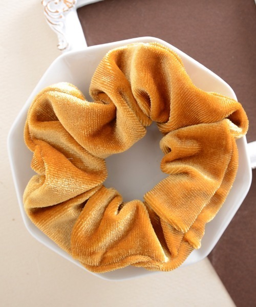 Mayree（メイリー）の「【float】ベロア カラフル シュシュ【22色展開】（シュシュ・レディース・マスタード/モカ/プラム/パープル/ネイビー/ベージュ/インディゴブルー/ダークブラウン/グリーン/ライトブラウン/アッシュブラウン/ブルー/チェリーピンク/ブラック/エメラルドブルー/カーキ/アーミー/スモークピンク/ワイン/グレー/イエロー/バイオレット・FREE）」の19枚目の写真