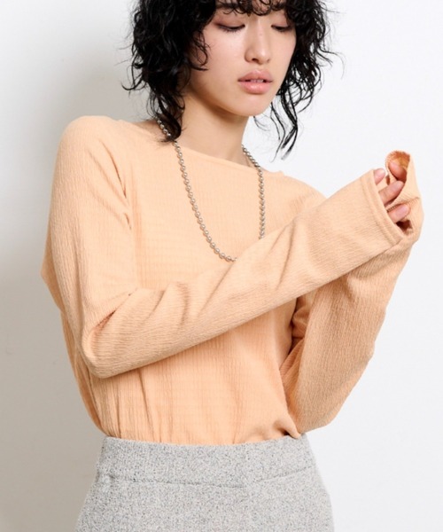 THE YOn(ザヨン)の「フィンガーホールシャーリングトップス(Tシャツ/カットソー・レディース・オレンジ/ブラック/イエロー/ブルー/オフホワイト・FREE)」の1枚目の写真