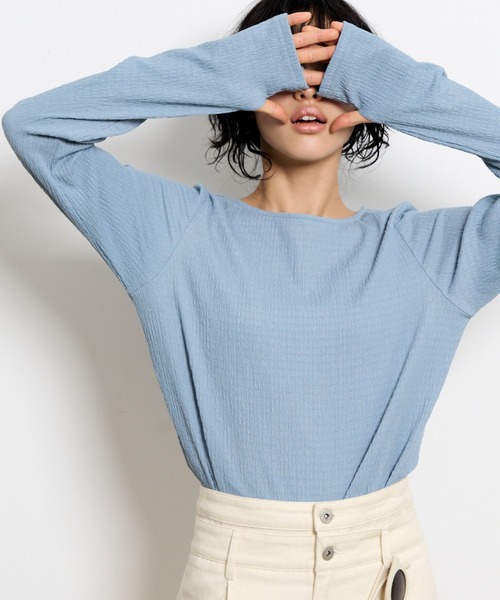 THE YOn(ザヨン)の「フィンガーホールシャーリングトップス(Tシャツ/カットソー・レディース・オレンジ/ブラック/イエロー/ブルー/オフホワイト・FREE)」の4枚目の写真