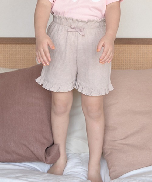Lycee mine(リセマイン)の「【ふわふワッフル】フリルショートパンツ(その他パンツ・キッズ・ラベンダー/チャコール/ライトベージュ/ピンク/ミント・120cm/100cm/110cm/130cm/140cm)」の3枚目の写真