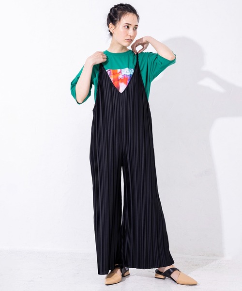 OSMOSIS（オズモーシス）の「ランダムプリーツオールインワン（つなぎ/オールインワン・レディース・ベージュ/ブラック/ライトベージュ・ONE SIZE）」の2枚目の写真