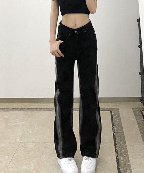 Vipoa（ヴィポア）の「サイドラインウオッシュ加工ストレートデニム（デニムパンツ・レディース・ブラック・MEDIUM/LARGE）」の2枚目の写真