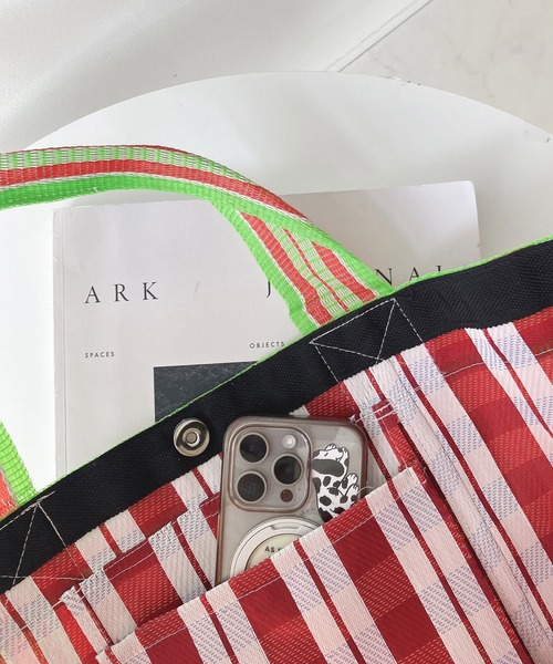 AS KNOW AS plus（アズノゥアズプラス）の「カラフルビニールトートバッグ（トートバッグ・レディース・グリーン系/ピンク系/ブルー系/ブルー系1/ブラック系その他2/ブラック系その他/グリーン系その他/ブルー系その他/レッド系2/ブラック系2/パープル系2/イエロー系2/ブルー系2・FREE）」の15枚目の写真