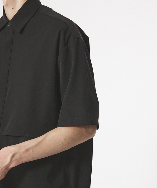 AH ABAHOUSE（エーエイチアバハウス）の「【AH ABAHOUSE/ セットアップ対応】トロミ生地 ヨークデザイン 半袖シャツ（シャツ/ブラウス・メンズ・グレイッシュベージュ/ブラック/グレイッシュブルー/チャコールグレー・46/48）」の9枚目の写真