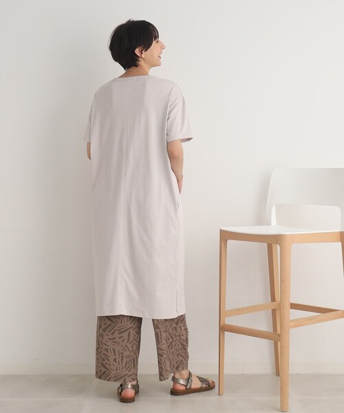 SHOO・LA・RUE（シューラルー）の「◆【接触冷感】Iラインシルエットですっきり見え ロングTシャツワンピース（ワンピース・レディース・ライトグレー/ライトブルー/ブラック・02/03/04）」の6枚目の写真