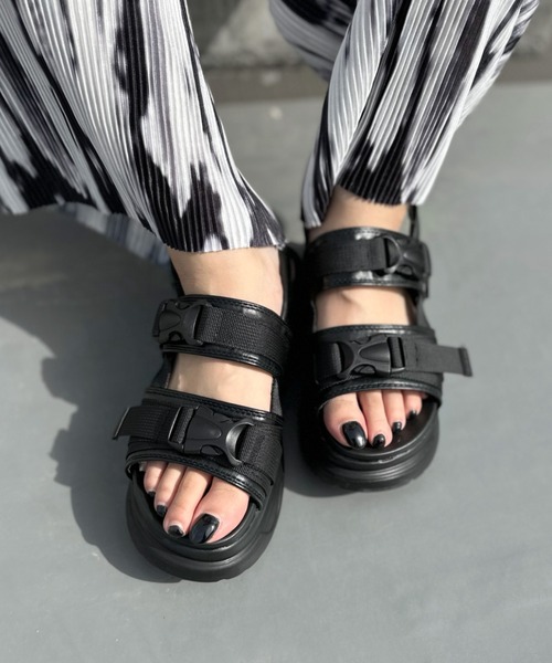 LVEU.(ラブユ.)の「Platform sports sandals / 厚底スポーツサンダル(サンダル・レディース・ブラック・23/23.5/24/24.5/25)」の9枚目の写真