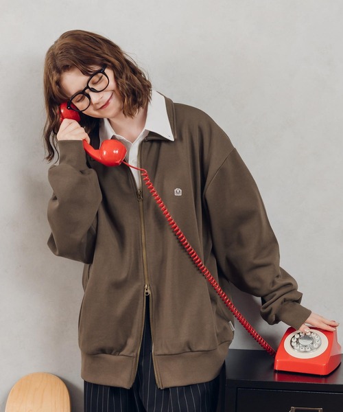 MUHET（ミュエータ）の「ドライバーズスウェット（スウェット・レディース・ボルドー/カーキ/ブラウン/ブラック・MEDIUM/X-LARGE）」の3枚目の写真