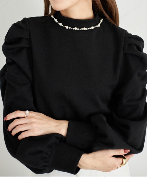 tocco closet(トッコ クローゼット)の「【ZOZO限定】後ろリボン付きパールビジュー装飾プルオーバー(ニット/セーター・レディース・オフホワイト/チャコールグレー/ブラック・M)」の1枚目の写真