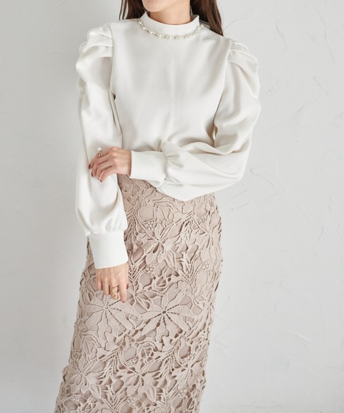 tocco closet(トッコ クローゼット)の「【ZOZO限定】後ろリボン付きパールビジュー装飾プルオーバー(ニット/セーター・レディース・オフホワイト/チャコールグレー/ブラック・M)」の5枚目の写真