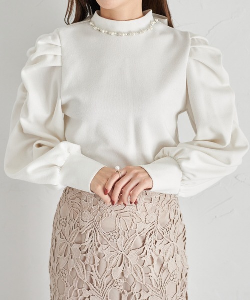 tocco closet(トッコ クローゼット)の「【ZOZO限定】後ろリボン付きパールビジュー装飾プルオーバー(ニット/セーター・レディース・オフホワイト/チャコールグレー/ブラック・M)」の6枚目の写真