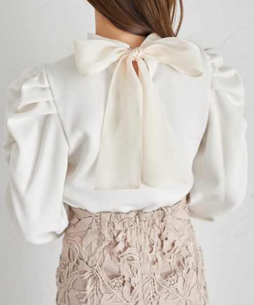 tocco closet(トッコ クローゼット)の「【ZOZO限定】後ろリボン付きパールビジュー装飾プルオーバー(ニット/セーター・レディース・オフホワイト/チャコールグレー/ブラック・M)」の10枚目の写真