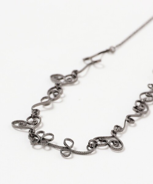 Ray BEAMS（レイビームス）の「Ray BEAMS / レース ハート × フラワー ネックレス（ネックレス・レディース・チャコールグレー/シルバー・ONE SIZE）」の5枚目の写真