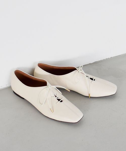 Au BANNISTER（オゥバニスター）の「レースアップソフトシューズ（ドレスシューズ・レディース・ブラック/アイボリー/クリーム・39/35/36/37/38）」の2枚目の写真