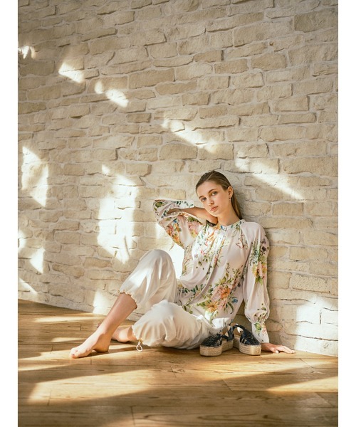 KATHARINE ROSS（キャサリンロス）の「【KATHARINE ROSS】KATHARINE ROSS×ex. flower shop＆laboratoryコラボレーションプリントブラウス（シャツ/ブラウス・レディース・アイボリー/ブルー・MEDIUM）」の3枚目の写真