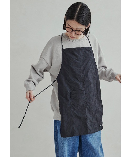 Sunny clouds（サニークラウズ）の「サニークラウズ　いつでもエプロン（エプロン・レディース・ネイビー/ブラック/グレイッシュベージュ・ONE SIZE）」の5枚目の写真