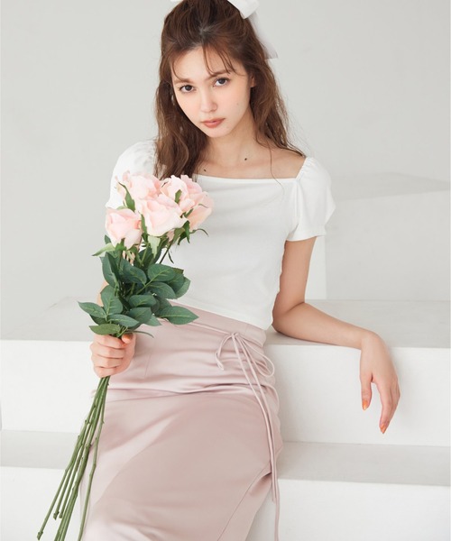 REDYAZEL(レディアゼル)の「【前後2WAY】ノットリボンカットトップス(Tシャツ/カットソー・レディース・ベージュ/ブラック/オフホワイト・FREE)」の2枚目の写真