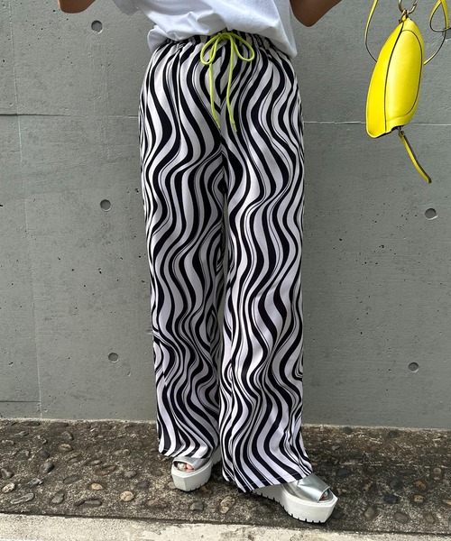 mi via loca（ミヴィアロカ）の「アソート柄イージーパンツ（その他パンツ・レディース・ブラウン/オフホワイト/カーキ・FREE）」の4枚目の写真