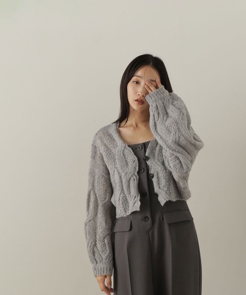 NATURAL BEAUTY BASIC（ナチュラルビューティーベーシック）の「◇クロップドケーブルニットカーディガン（カーディガン/ボレロ・レディース・ピンク/ベージュ/グレー・FREE）」の2枚目の写真
