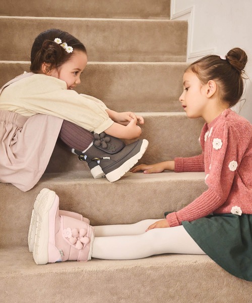 IFME（イフミー）の「KIDS｜ifme CALIN ビッグフラワーブーツ（ブーツ・キッズ・ブラック/グレー/ピンク・19.0cm/18.0cm/17.0cm/16.0cm/15.0cm）」の5枚目の写真