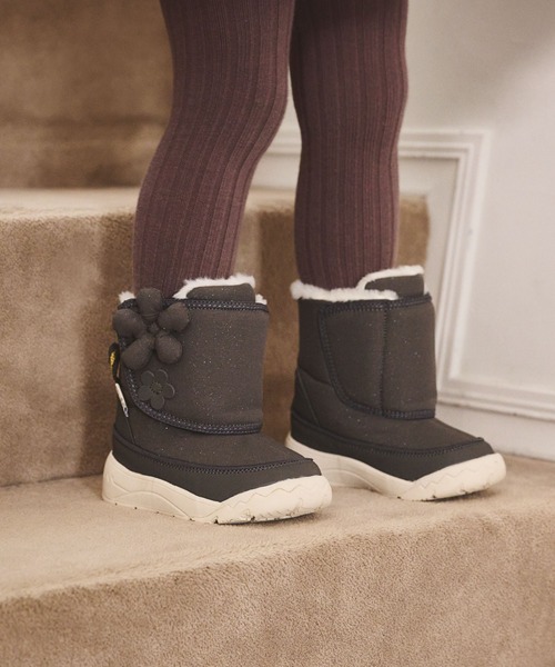 IFME（イフミー）の「KIDS｜ifme CALIN ビッグフラワーブーツ（ブーツ・キッズ・ブラック/グレー/ピンク・19.0cm/18.0cm/17.0cm/16.0cm/15.0cm）」の7枚目の写真