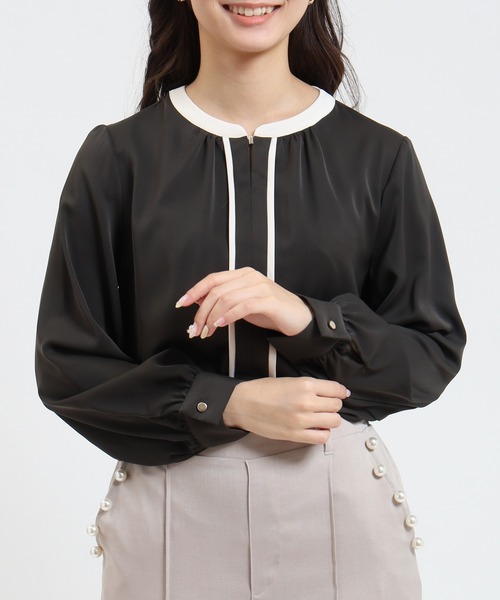 TRUDEA(トルディア)の「とろみ素材 配色金具使いブラウス(シャツ/ブラウス・レディース・ブルーグリーン/ブラウン/ホワイト/ベージュ・SMALL/MEDIUM/LARGE)」の3枚目の写真