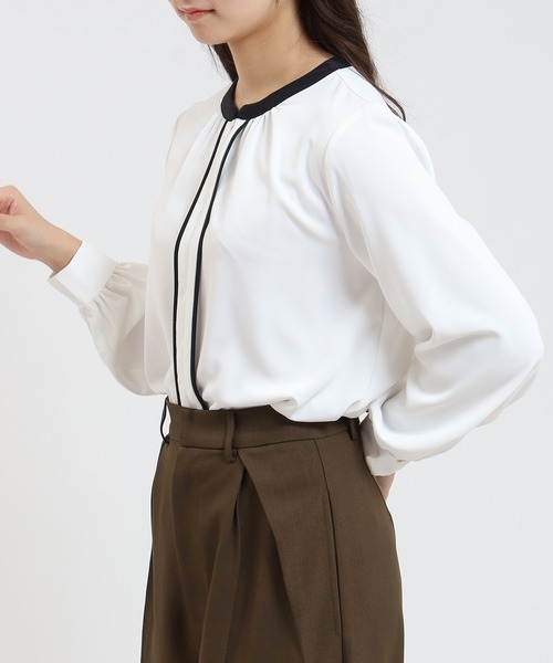 TRUDEA(トルディア)の「とろみ素材 配色金具使いブラウス(シャツ/ブラウス・レディース・ブルーグリーン/ブラウン/ホワイト/ベージュ・SMALL/MEDIUM/LARGE)」の6枚目の写真