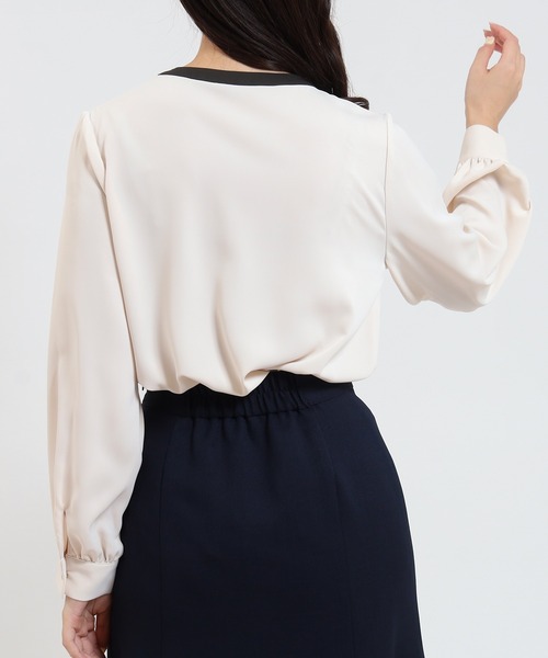TRUDEA(トルディア)の「とろみ素材 配色金具使いブラウス(シャツ/ブラウス・レディース・ブルーグリーン/ブラウン/ホワイト/ベージュ・SMALL/MEDIUM/LARGE)」の18枚目の写真