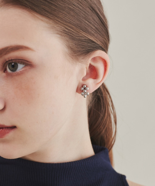 ciite' surgical stainless(シーテサージカルステンレス)の「【 金属アレルギー対応 】 モチーフイヤリング サージカルステンレス (両耳用)(イヤリング・レディース・ゴールド/シルバー・FREE)」の2枚目の写真