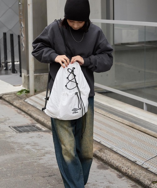 UMBRO（アンブロ）の「UMBRO/アンブロ 別注 ロゴ刺繍 ナイロン ドローコード ナップサック（バックパック/リュック・メンズ・ブラック/オフホワイト・FREE）」の21枚目の写真