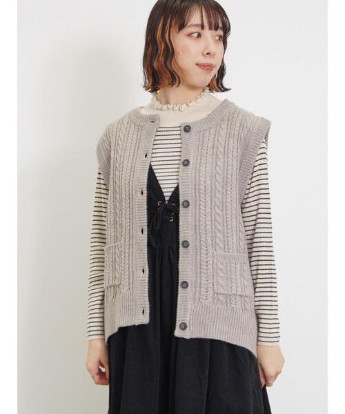 Samansa Mos2（サマンサ モスモス）の「ケーブル編みニットベスト（ベスト・レディース・レッド/ネイビー/ベージュ/グリーン/キナリ・F）」の9枚目の写真