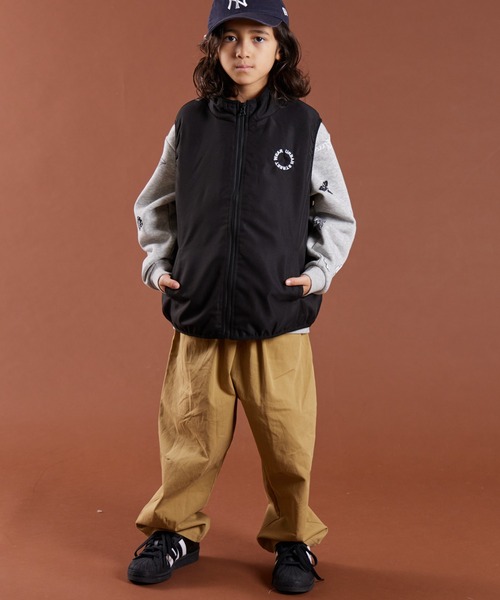 PAIRMANON STREET（ペアマノンストリート）の「【PAIRMANON STREET】モチーフ 胸刺繍 中綿 パディング シームレス ベスト（ベスト・キッズ・ベージュ/ブラック/オフホワイト・120/90/140/160/130/150/110/100）」の12枚目の写真