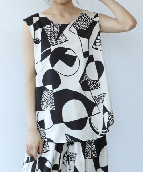 TITE IN THE STORE（ティテ　インザ　ストア）の「【CHIGNON/シニヨン】前後2WAYアート柄ブラウス（シャツ/ブラウス・レディース・カーキ/ブラック・38）」の2枚目の写真