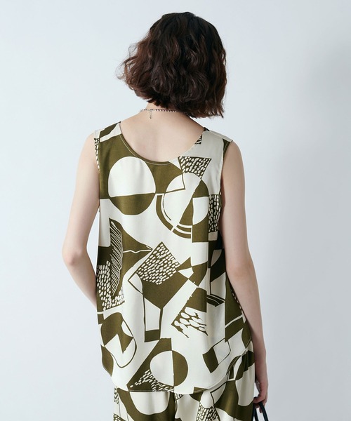TITE IN THE STORE（ティテ　インザ　ストア）の「【CHIGNON/シニヨン】前後2WAYアート柄ブラウス（シャツ/ブラウス・レディース・カーキ/ブラック・38）」の7枚目の写真