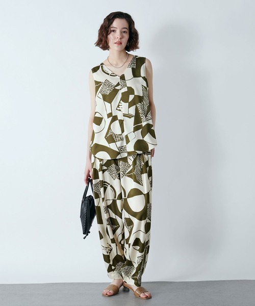 TITE IN THE STORE（ティテ　インザ　ストア）の「【CHIGNON/シニヨン】前後2WAYアート柄ブラウス（シャツ/ブラウス・レディース・カーキ/ブラック・38）」の8枚目の写真