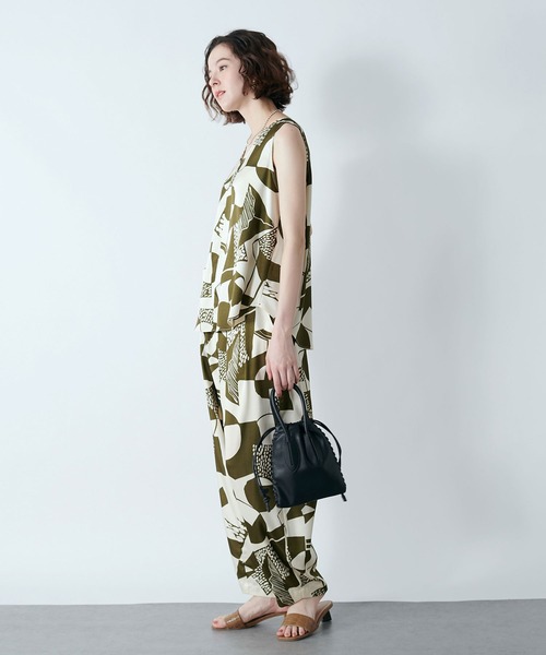 TITE IN THE STORE（ティテ　インザ　ストア）の「【CHIGNON/シニヨン】前後2WAYアート柄ブラウス（シャツ/ブラウス・レディース・カーキ/ブラック・38）」の9枚目の写真