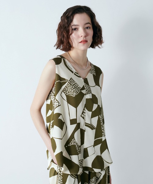 TITE IN THE STORE（ティテ　インザ　ストア）の「【CHIGNON/シニヨン】前後2WAYアート柄ブラウス（シャツ/ブラウス・レディース・カーキ/ブラック・38）」の3枚目の写真