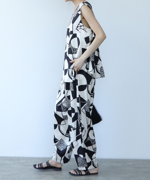 TITE IN THE STORE（ティテ　インザ　ストア）の「【CHIGNON/シニヨン】前後2WAYアート柄ブラウス（シャツ/ブラウス・レディース・カーキ/ブラック・38）」の4枚目の写真